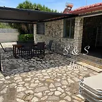 S&s * Petalídi